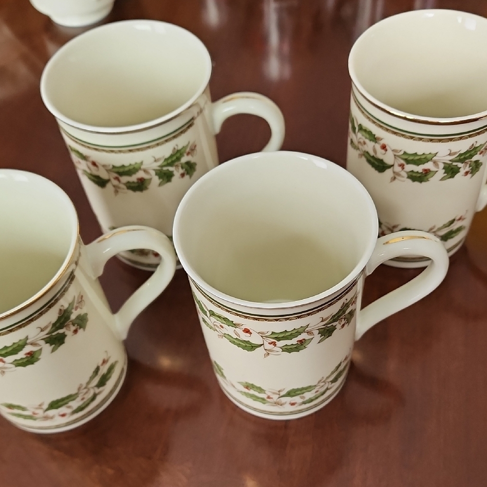 Konitz Holly Design Mugs with Gold Rim - Picture 2 of 5